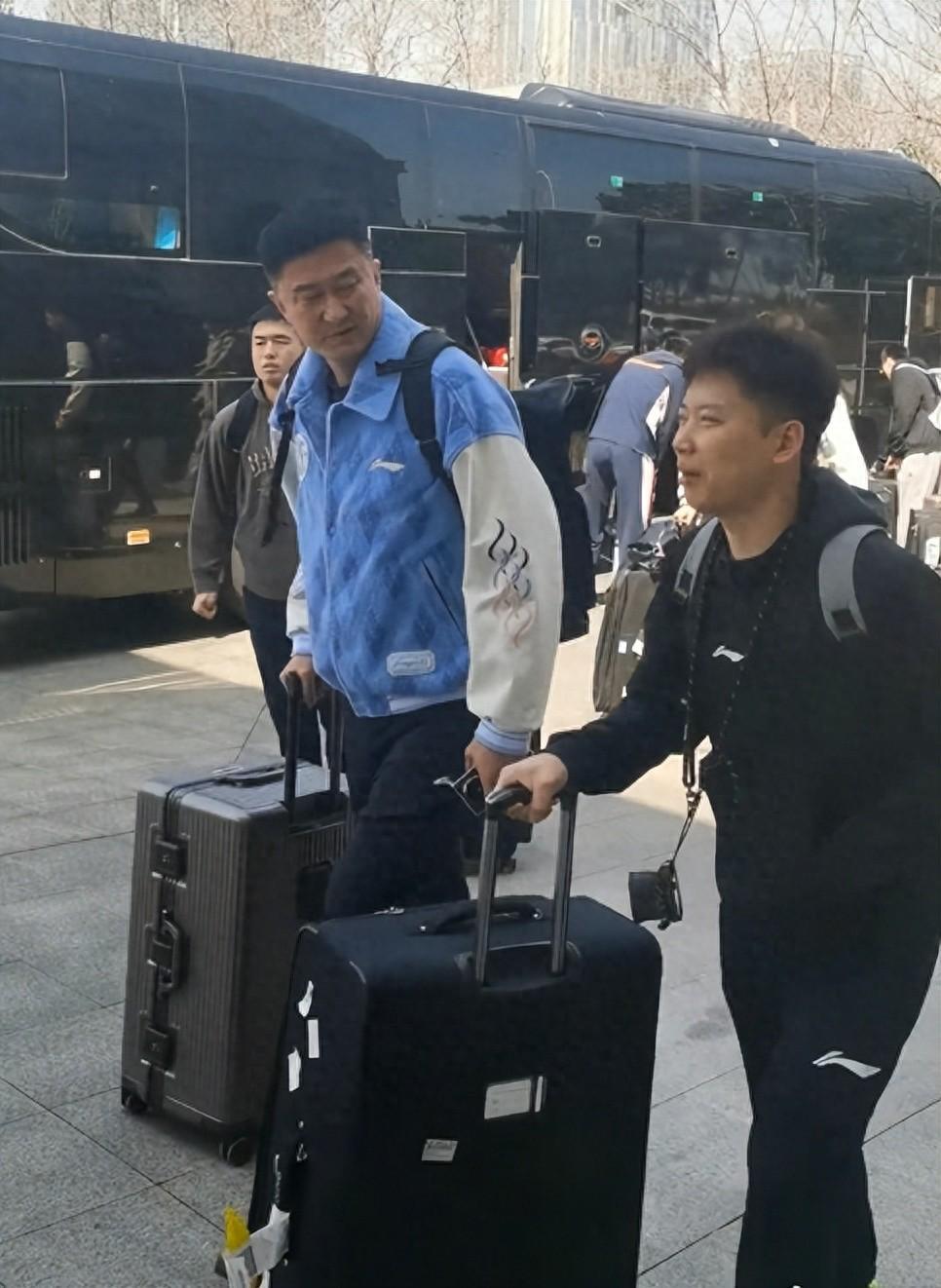 MK体育官方入口-难逃两连败？广东队出征青岛人人愁容满面，粤蜜喷：作妖就该惩罚
